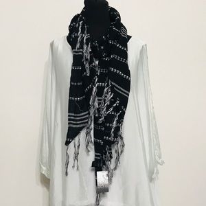 🖤Kenzie NWT Black & White Scarf